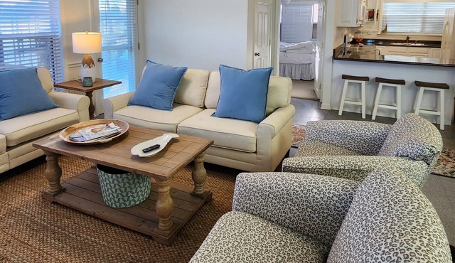Adorable cottage on beautiful Magnolia River- minutes to Fairhope & the beaches!
