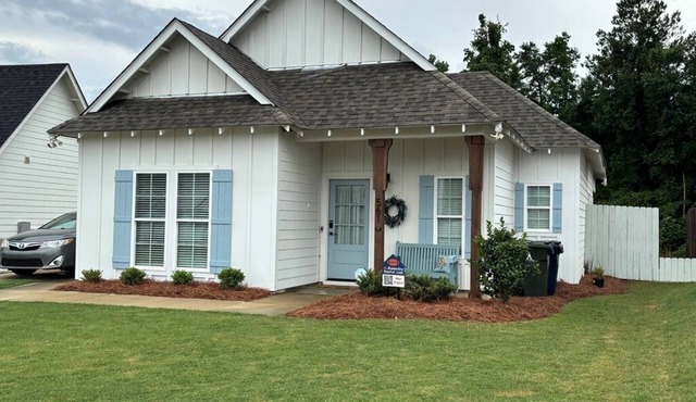 Adorable Single Level Cottage with Covered Porch Close to Campus
