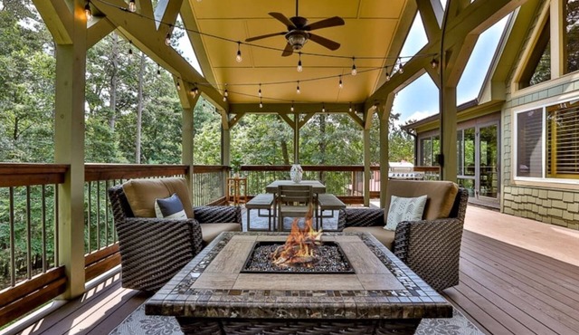 All Decked Out w/Hot tub 4 BR+Loft, Game Room