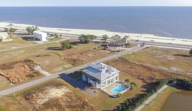 AMAZING BEACH GETAWAY IN LONG BEACH MS- AN HOUR TO NEW ORLEANS! PRIVATE POOL!
