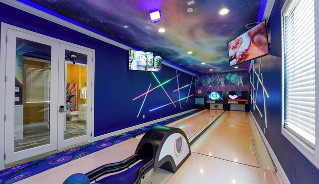 America Bowling Villa, 1 GB wifi, 14 en suites, 20 foot LED Video wall,sleeps 40