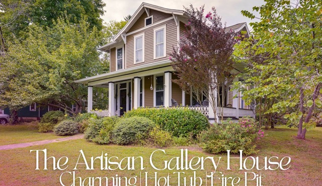 Artistic Retreat w/Hot Tub & Fire Pit in St. Elmo