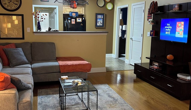 Auburn First Floor Condo. Walking Distance To Jordan Hare and Auburn Arena