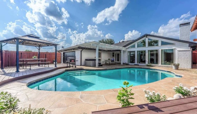 Backyard Oasis with Pool/Hot Tub PingPong 4 Bedrooms 4 Full Baths! Sleeps 20! in Richardson