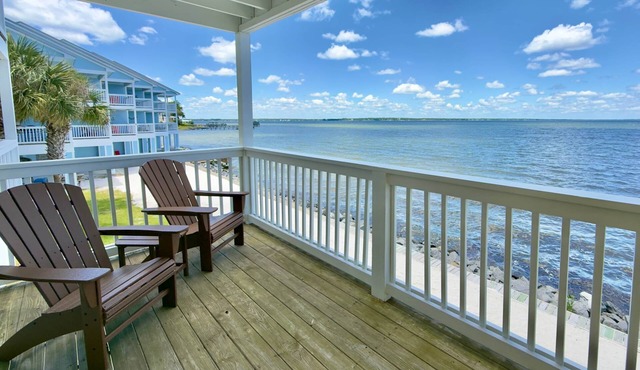 Bay Breeze: Gorgeous Waterfront Unit with Kayaks!