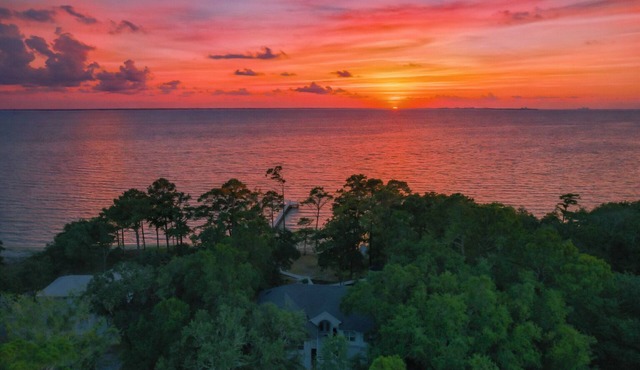 Bayfront Retreat on 1.5 Acres - Private Dock - 4BR Near Destin in Freeport