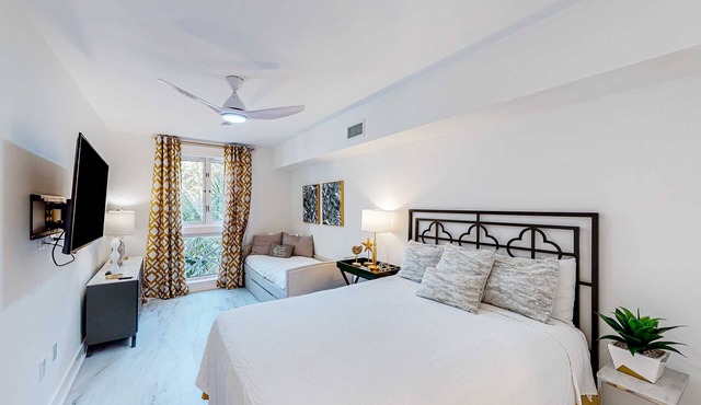 Baytowne Wharf studio with a kitchenette plus pool, hot tub, & fitness room