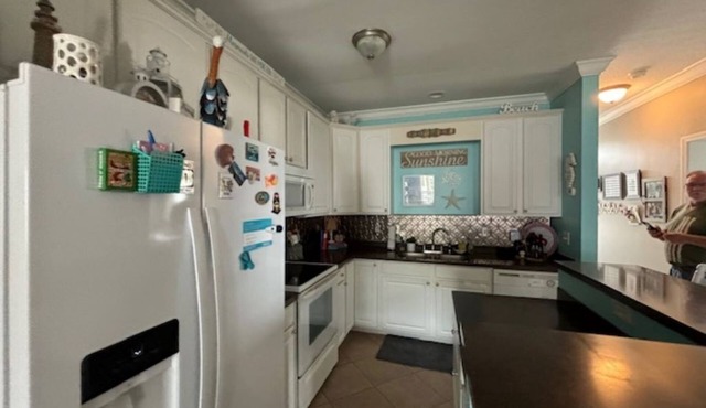 Beach Front Cozy 2-bedroom condo in peaceful Pass Christian with WiFi, AC