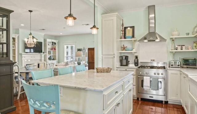 Beachview! Walk to the Beach! Minutes to Downtown Bay St. Louis! Sleeps 6!