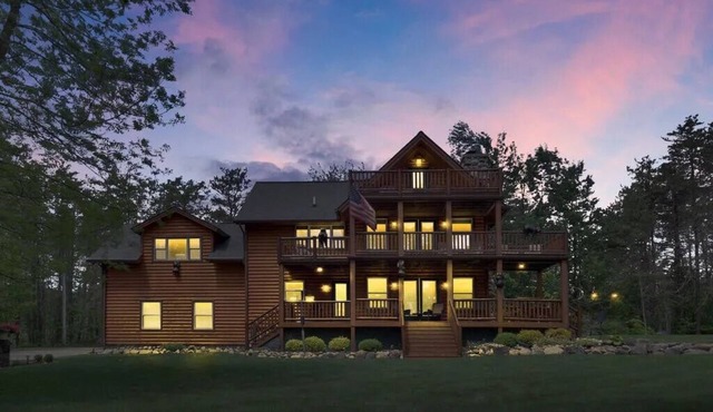 Bear Cabin UpNorth MI at its best! Waterfront Hottub Firepit