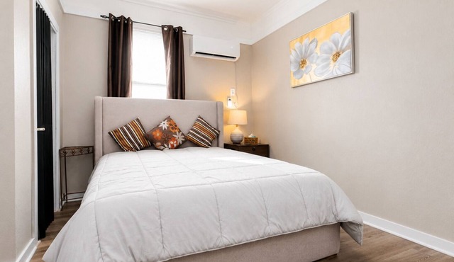 Beautiful 1-bedroom house with AC in welcoming Monroe