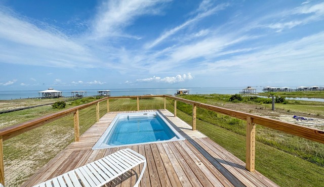 Beautiful 3BR/2BR Getaway that has a gorgeous bay view!