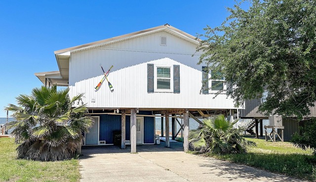 Beautiful Bayfront home that your family will love!