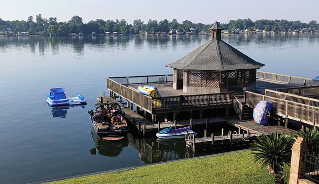 Beautiful False River 3BR Lake House, 1st & 2nd floor Living rooms & Balconies