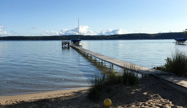 Beautiful House on Crystal Lake- Summer Beachfront/Ski Crystal Mountain