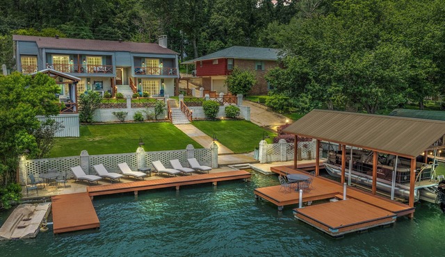 Beautiful Lakefront Home - The Great Escape