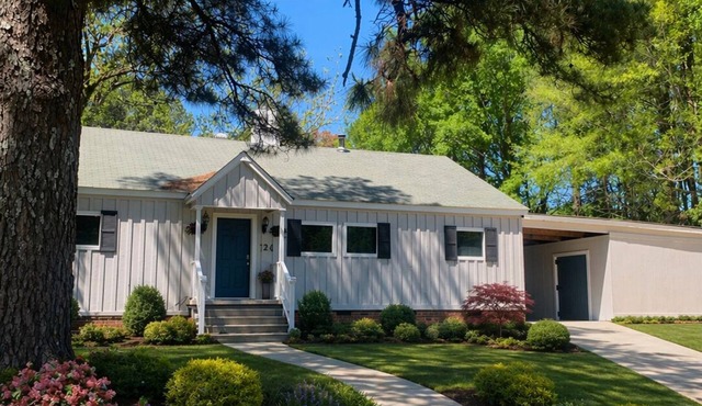 Beautiful, nature filled 3 br near NAS and Meridian dining , attractions & shops
