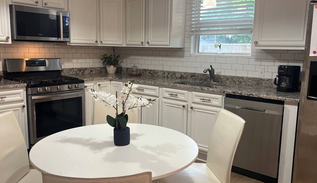 Beautiful Quaint Home away from home minutes from the French Quarter