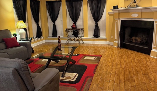 Beautiful, spacious 3br/2.5 bath home with easy access to shopping and dining