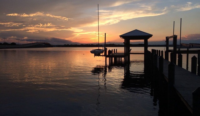 Beautiful St. Johns River Home. Walk To Town-Bring Your Boat Or Jetski!