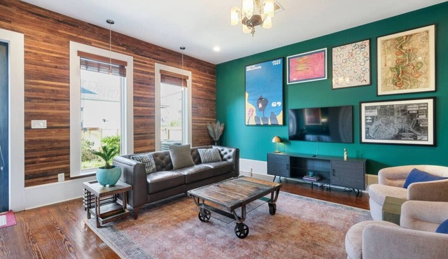 Beautiful Townhome Steps From Saint Charles Ave