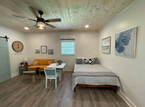 Beautifully Renovated Studio 2 miles from Marina!