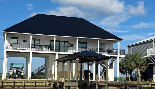 Biloxi waterfront.3BR/2BA stilt house ~ sleeps 6. Plenty of parking