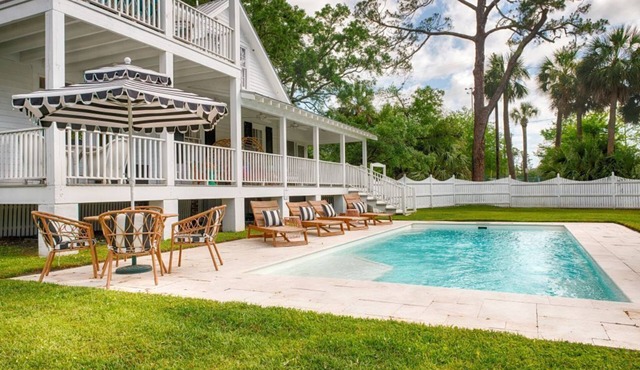 Bliss Cottage - private pool and spacious porches! Walk to beach!