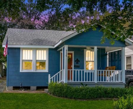 Blissful Blue Bungalow in the Heart of Baton Rouge