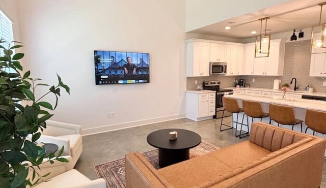 Boudreaux House+KING Bed+Full Kitchen+65" TV+WiFi