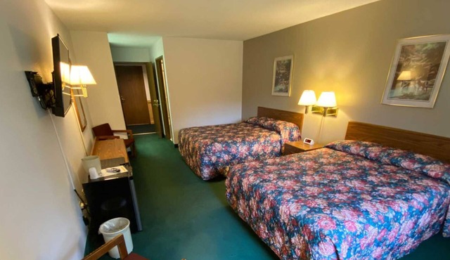 Boulder Bear Motor Lodge - Two Queen Beds 115 Front in Boulder Junction