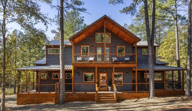 Brand New Hidden Haven Lodge 4 Bdrm,5 and half Bth, Huge outdoor area, Hot tub