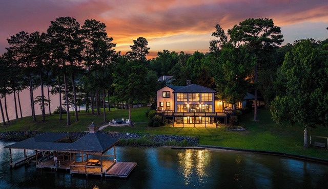 Breathtaking Lake Front Home, Perfect for events and families!