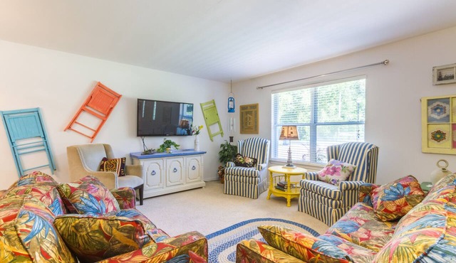 Breeze Blu Inn Fenced yard, Pups Welcome, Beautiful ,Peaceful, Perfect location.
