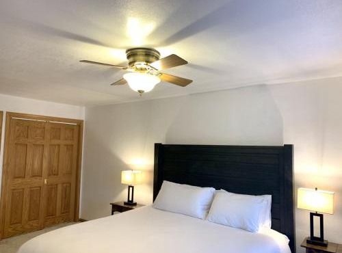 Bridge Inn Tomahawk - Suite 101, Kitchen, 1 Kind Size Bed, 2 Futons, Walkout, River View in Tomahawk