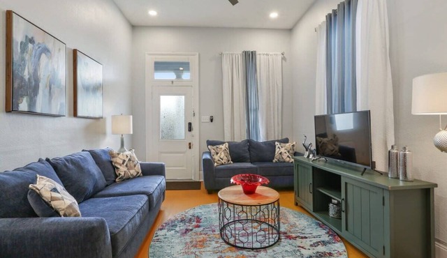 Bright 2 BD Algiers Point Home Steps to NOLA Ferry