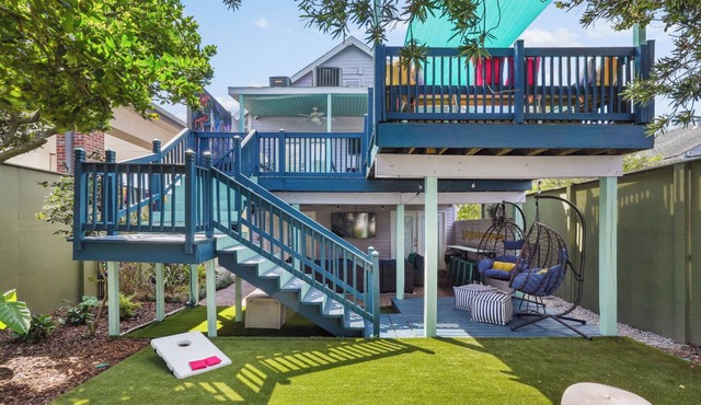Bright and Open 5 Bedroom with Patio. Sleeps 10!