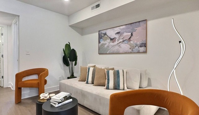 Bright & Beautiful Retreat in Heart of Downtown