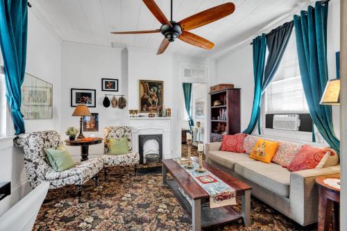 Bright cottage w gardens & bayou-style porch
