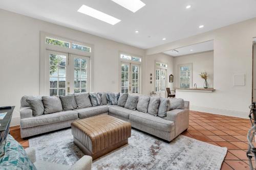 Bright home w chef's kitchen near Mardi Gras r