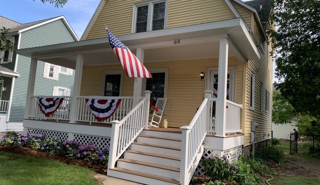 Bright Remodeled 3br in town, walk to beach and bay!