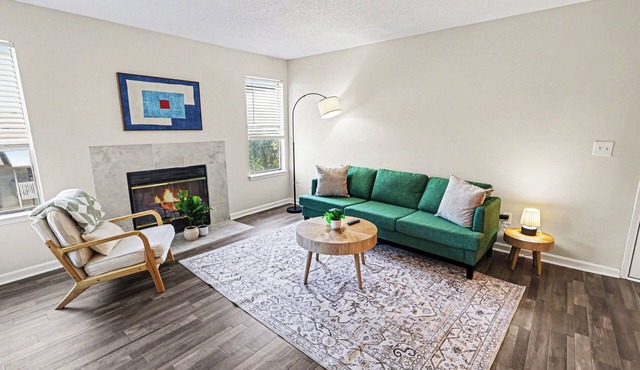 Bright/Spacious 2BR - King Bed/Pool/Gym Near UAB/Hospitals