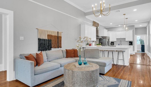 Bright Uptown home w gated parking