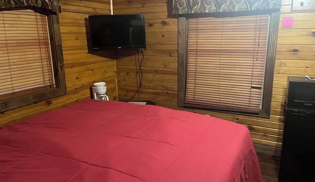 Cabin 2-Rocky Creek Campgrounds of RT 35 in Centerville