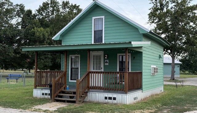 Cabin with sleeping loft in peaceful pecan orchard on Lake Chicot
