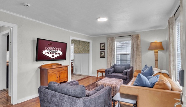 Canary Cottage, 3BR Near MSU, Patio and yard!