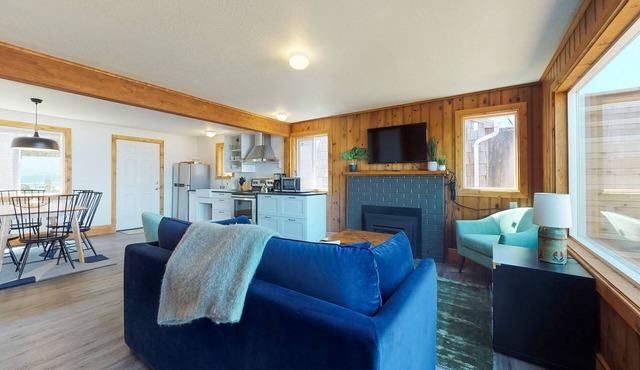 Cape Cod Cottages #2: Oceanfront with hot tub! in Waldport