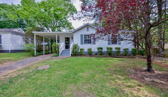 Capstone Cottage - Fenced in Backyard! Book Now for Football Season!