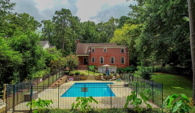 Capstone Pool House, Book for Football Season! Walk to the Stadium!