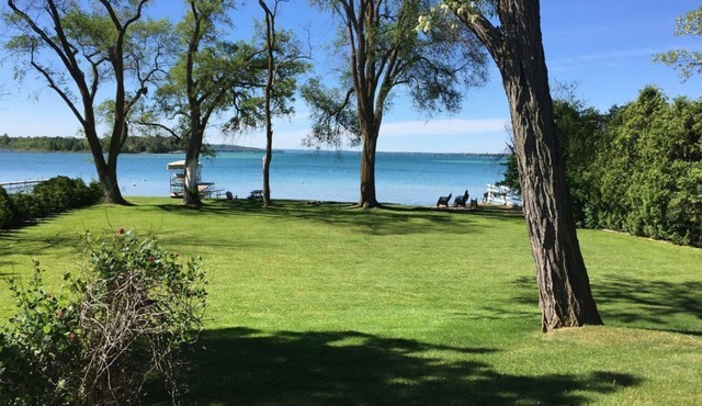 Caribbean-Blue Elk Lake Escape Remodeled 6BR Waterfront Retreat.